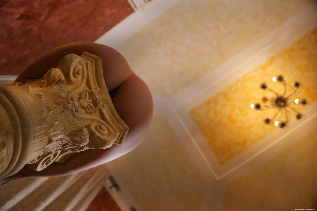 Un baño caliente con la luz sutil de las velas